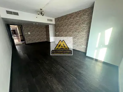 Annual rental opportunity: A 2-bedroom apartment with a hall in Al Rashidiya 3 – Ajman, located just 4 minutes from Ajman Corniche. The apartment offe
