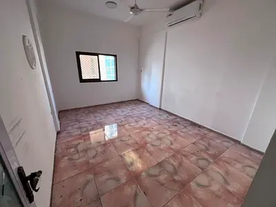 شقة غرفتين وصالة مساحة كبيرة تصميم عملي مناسب للعائلات توزيع ممتاز للمساحات الداخلية تكييف سبليت في كورنيش عجمان