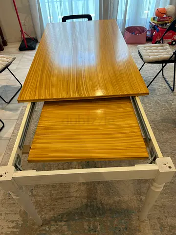 Extendable Dining Table (6–8 Seater) – Excellent Condition – AED 500