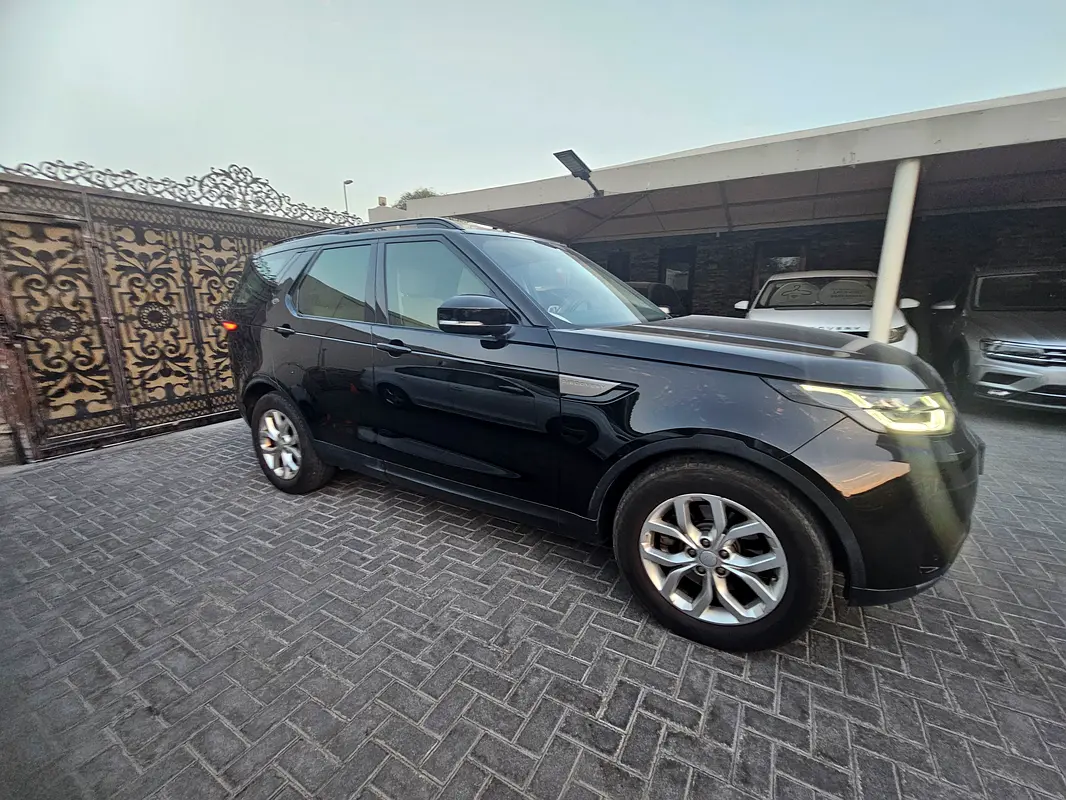 Land Rover Discovery 2017 — photo 1 of 13