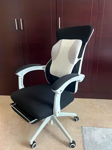 Ergonomic Office / Gaming Chair with Extendable Footrest