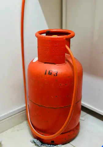 Gas cylinder with regulator and connection