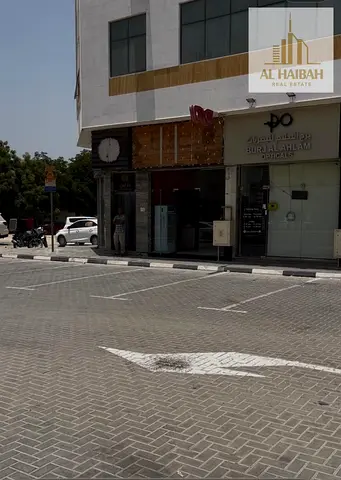 للايجار  في مويلح التجاريه الجديده محل جاهز للاستثمار لمطعم او كافتريا موقع مميز جدا ثاني بلوك من شارع الشيخ محمد بن زايد
