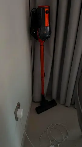 Lightweight cordless stick vacuum - good working condition