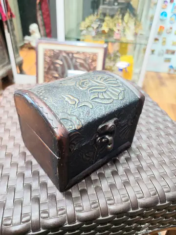 Small Vintage Carved Wooden Trinket Box with Floral Motif - 12*9cm