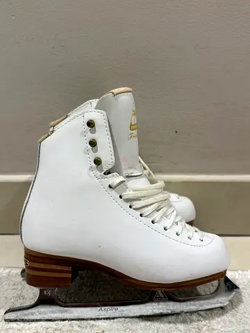 White Jackson Figure Skates with blades - Size 3C (kids size EU 33-34)