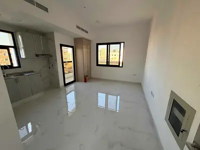 استوديو ✔️ أول ساكن ✔️ بلكونة بإطلالة مفتوحة ✔️ خزائن بالحائط ✔️ تكييف وتبريد مركزي ✔️ تشطيبات عصرية راقية ✔️ مساحات مريحة وإضاءة طبيعية ممتازة ✔️ بنا