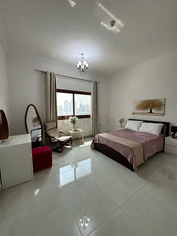 !!Like STODIO! Chic MASTER ROOM in apartment. 2 tenants only in house . Available parking.
