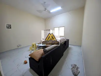 لديك ترجمة مختصرة ومناسبة للإعلان:  1 Bedroom Hall for Annual Rent in Al Rawda 3. Spacious layout, 2 bathrooms, new split AC, directly on Sheikh Ammar