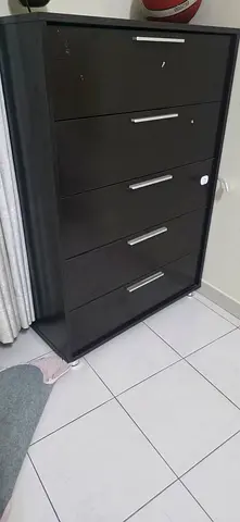 Dark wood 5-drawer chest / dresser in good condition