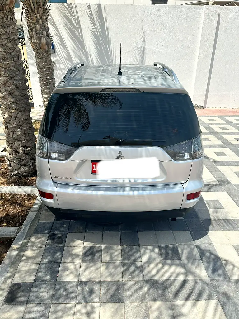 Mitsubishi Outlander 2010 — photo 1 of 8