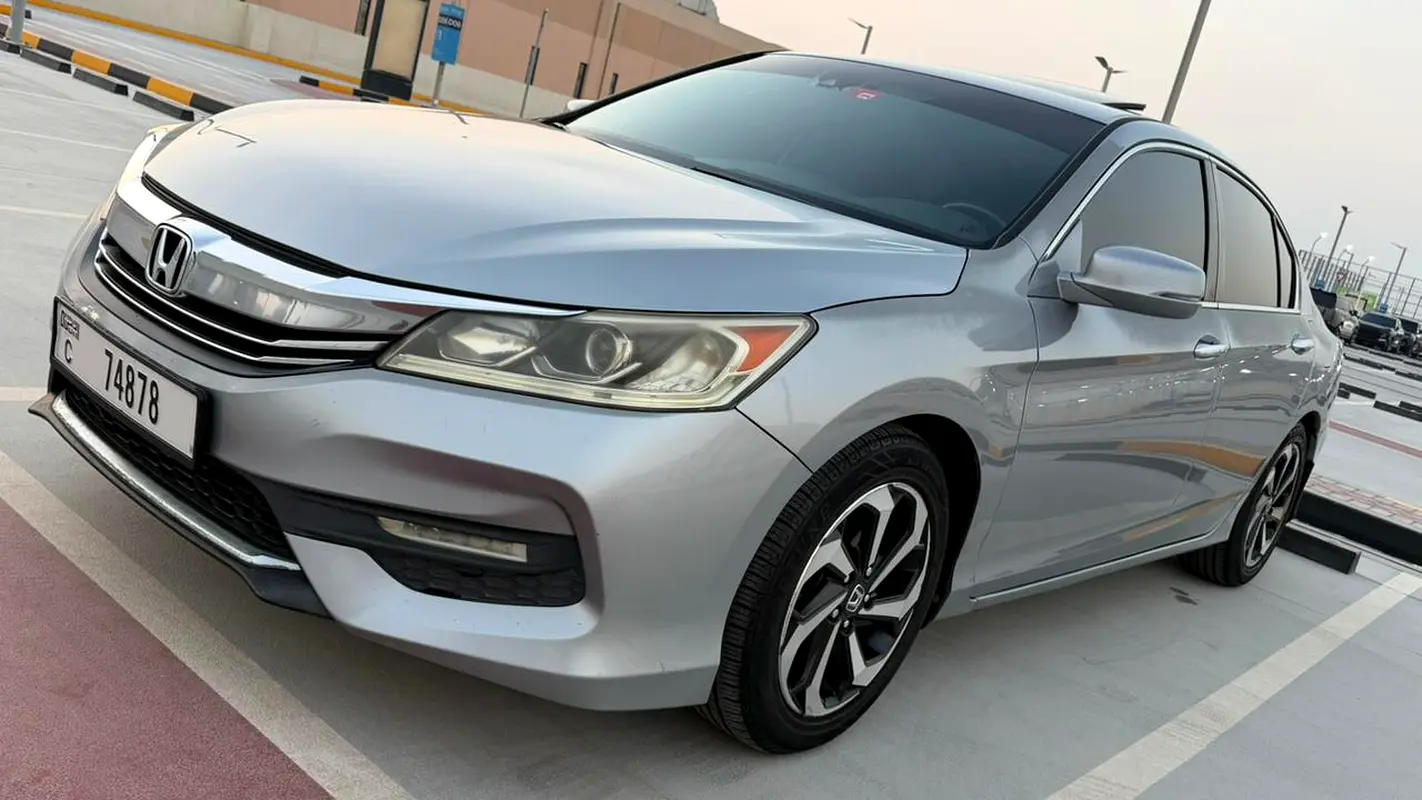 Honda Accord 2017 — photo 1 of 15