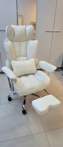 Comfortable Office chair with chrome base