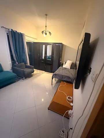 Room for rent with balcony - غرفة مع بلكونة بالتعاون