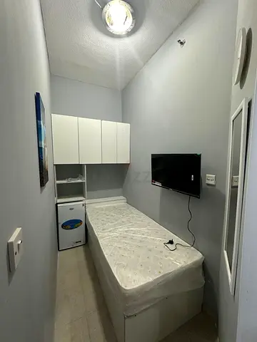 2 mnts from metro Single partition with smart TV and fridge