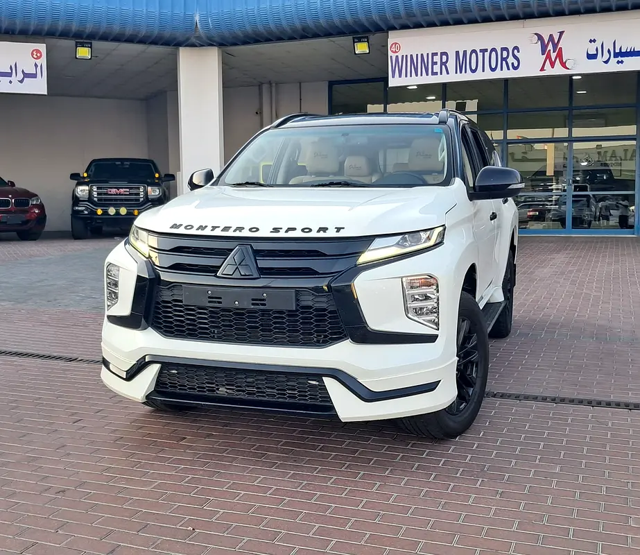 Mitsubishi Montero Sport 2023 — photo 1 of 20