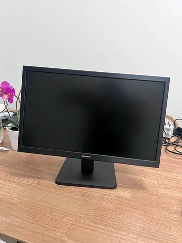 Sumsung 24-inch LED Monitor with Stand - Good Working Condition