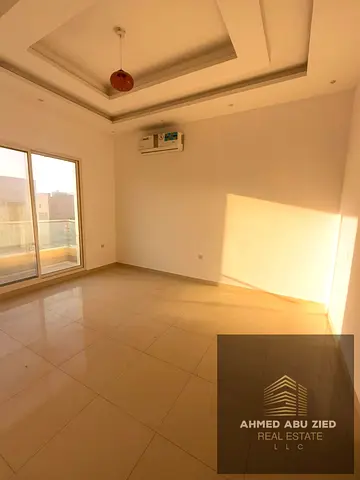 Villa with 5 master bedrooms, 3 large living rooms, 2 balconies with open views, spacious and equipped kitchen, 7 bathrooms, maid's room, split air co