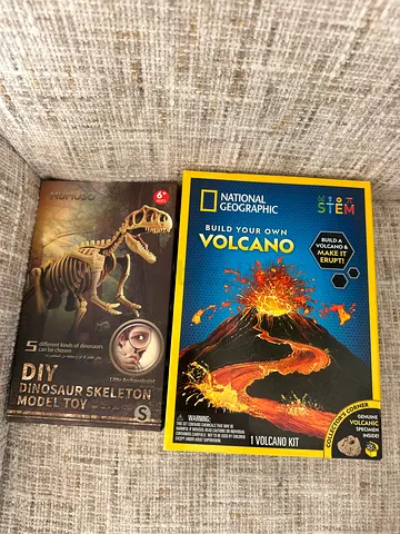 National Geographic Volcano Kit + Dinosaur Skeleton Model Toys - New/Unused