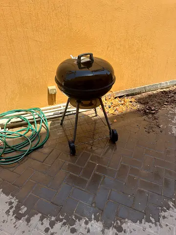 Kettle Charcoal BBQ Grill with Wheels - Good Working Condition