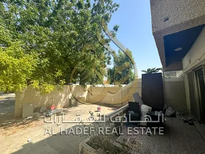 وصالة واسعة، وغرفة طعام مستقلة، ومطبخ عملي، مع حوش خاص يوفر مساحة إضافية للجلوس أو مواقف السيارات، مما يجعلها خياراً مثالياً للسكن العائلي. تقع الفيل