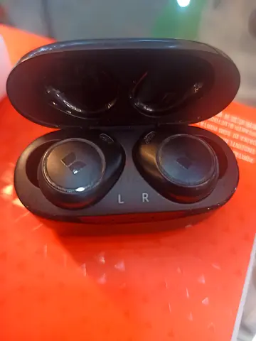 Used true wireless earbuds with charging case (black)