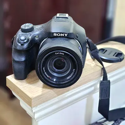 Sony Cyber-shot DSC-HX400V | 20.4MP | 50x Optical Zoom | Carl Zeiss Lens | Wi-Fi/GPS |Very Good Cond