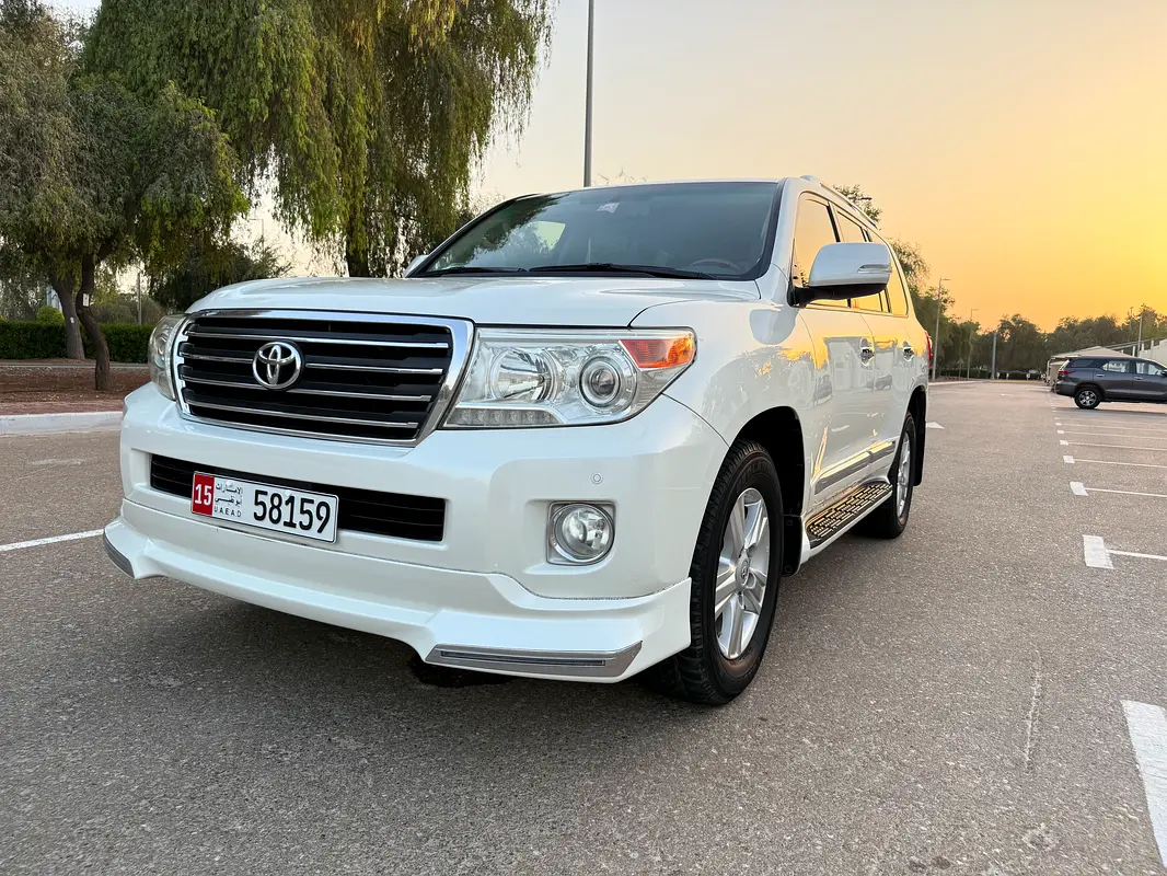 Toyota Land Cruiser 2015 — photo 1 of 9