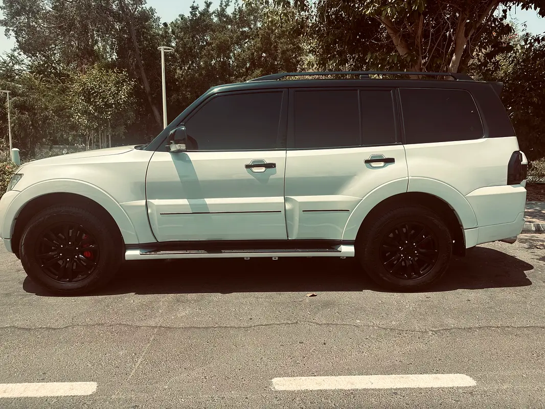 Mitsubishi Pajero 2017 — photo 1 of 9