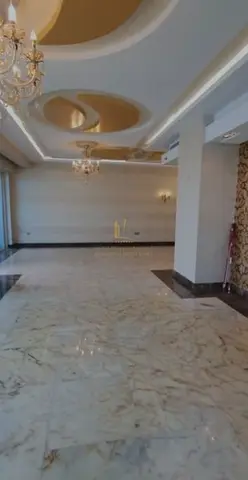 🏡 للبيع شقة فاخرة بإطلالة بحرية كاملة وديكورات راقية – 4 غرف نوم في برج أول صف على البحيرة 🏡
