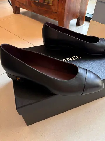 Chanel stuff flat with cc logo size 37
used once
2,000aed