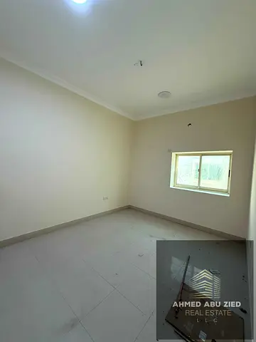 فيلا تجاري  6 غرفة ماستر صالة كبيرة مطبخ واسع ومجهز 6 حمام تشطيب راقي تكييف مركزي تسهيلا في الدفع قريب لمخرج دبي الشارقة  تامين شيك