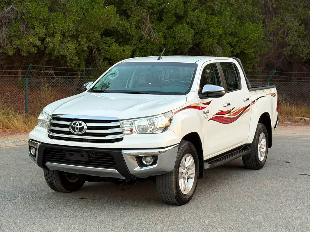 Toyota Hilux 2020 — photo 1 of 16