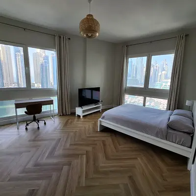 Lovely Large Room with Panoramic Marina Views and Western Flatmates