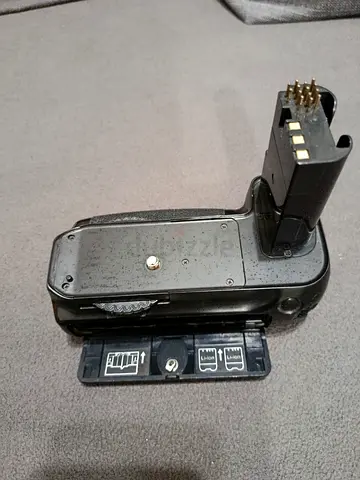Battery grip for Nikon D90 DSLR