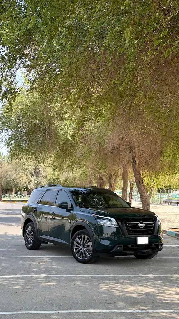 Nissan Pathfinder 2022 — photo 1 of 10