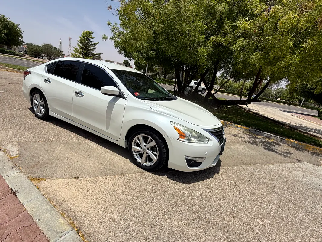 Nissan Altima 2014 — photo 1 of 5