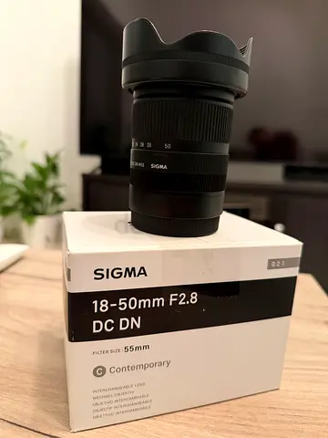 Sigma 18-50mm f/2.8 DC DN lens for Sony E-mount (with box) - Excellent condition