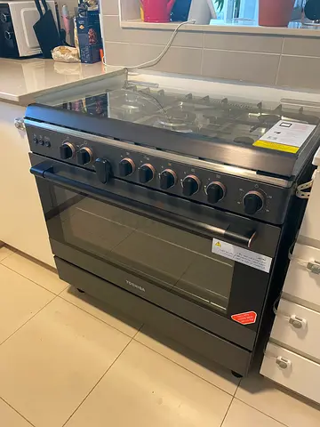 Black freestanding Toshiba gas cooker with oven - good condition