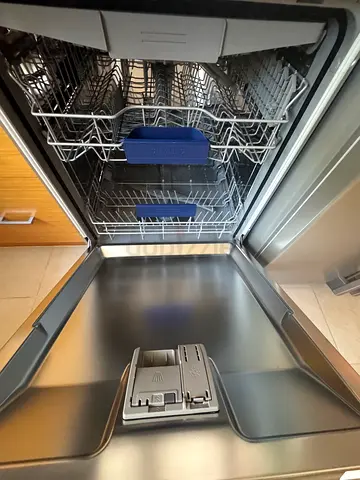 Built-in stainless steel dishwasher in very good working condition. Like new