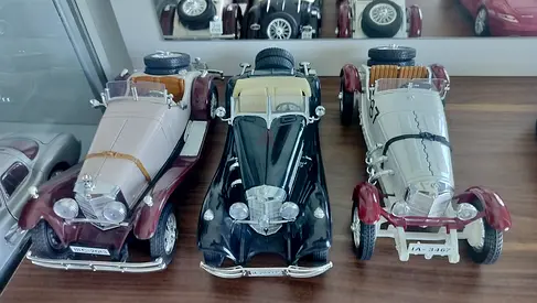 Set of 3 Vintage Classic Car Diecast Models - 1:18 Scale