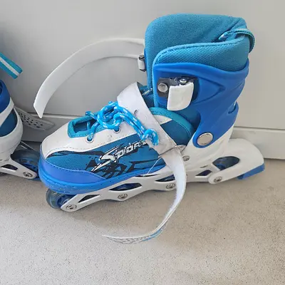 Adjustable Kids Inline Roller Skates. Size Adjustable. gloves, hand and knee pad. For 3 to 7 old kid