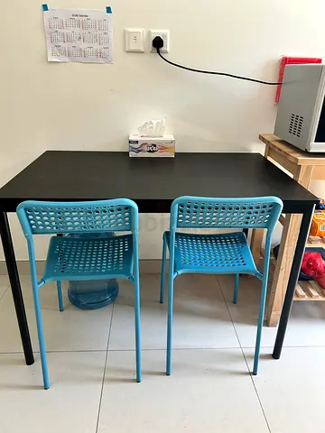 Kitchen table and 2 chairs