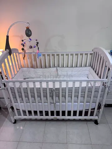 Junior Baby Crib, with mattress, protector, bumper, mobile and 4 bedsheets