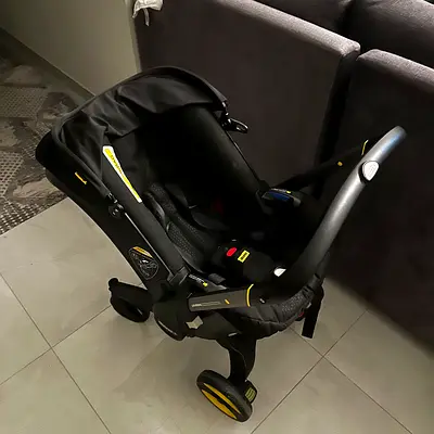 Doona baby car seat and ISOFIX base