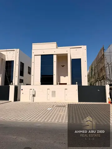 فيلا 5 غرفة ماستر  صالة كبيرة  مجلس رجالي  مطبخ واسع و مجهز 7 حمام غرفة خادمة غرفة تخرين تكييف مركزي تسهيلات في الدفع قريب لمخرج دبي الشارقة تامين شيك