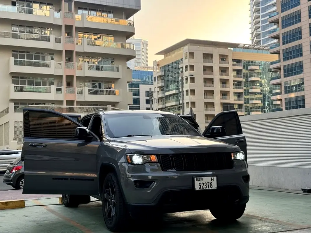 Jeep Grand Cherokee 2019 — photo 1 of 4