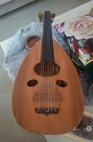 Vintage Arabic Oud in Good Working Condition عود الزرياب مع ميكريفون جاهز للعزف بحالي ممتازي