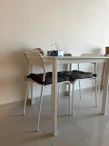 White kitchen/dining table with 3 chairs and seat cushions — good condition