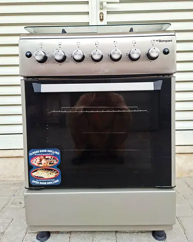 This 60x60cm bompani gas cooker includes 4burners